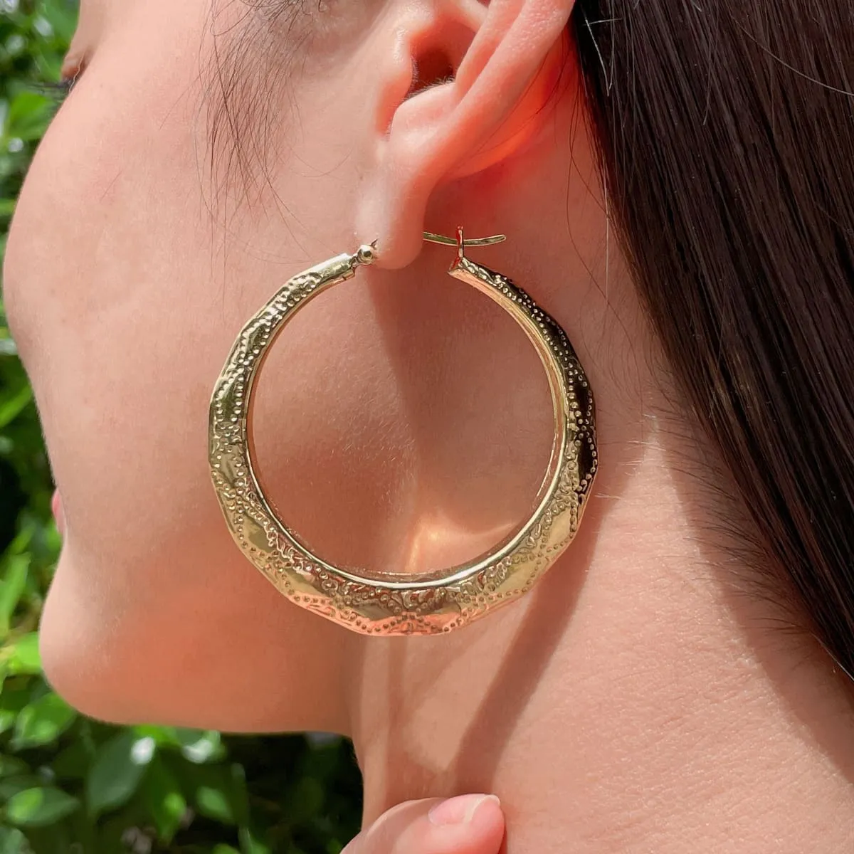 Chunky gold hoops | Statement hoops | Engraved hoops | E1000