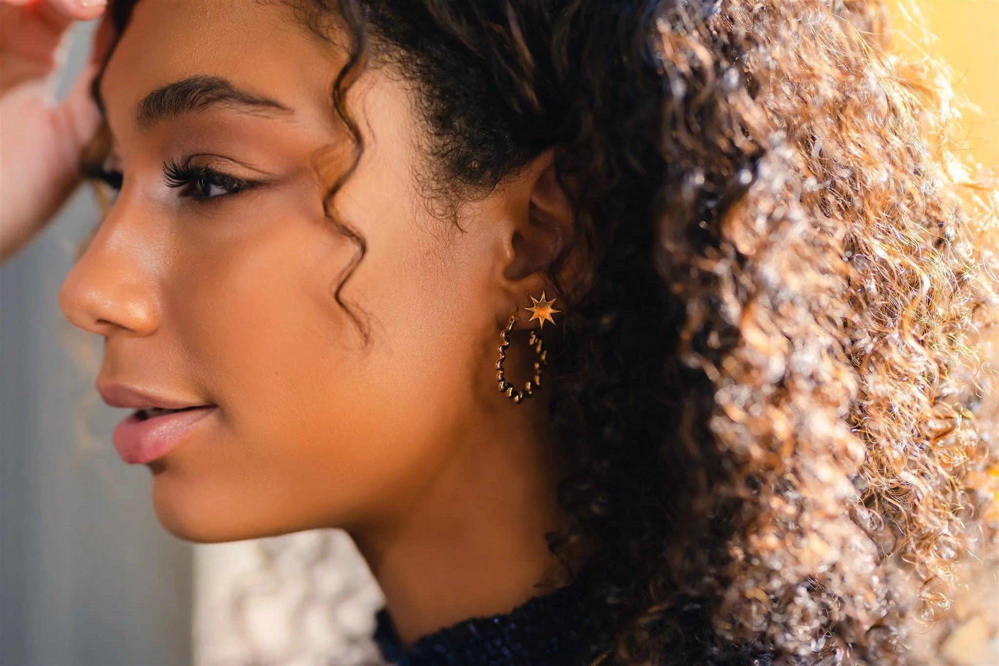 gold wavy hoop earrings