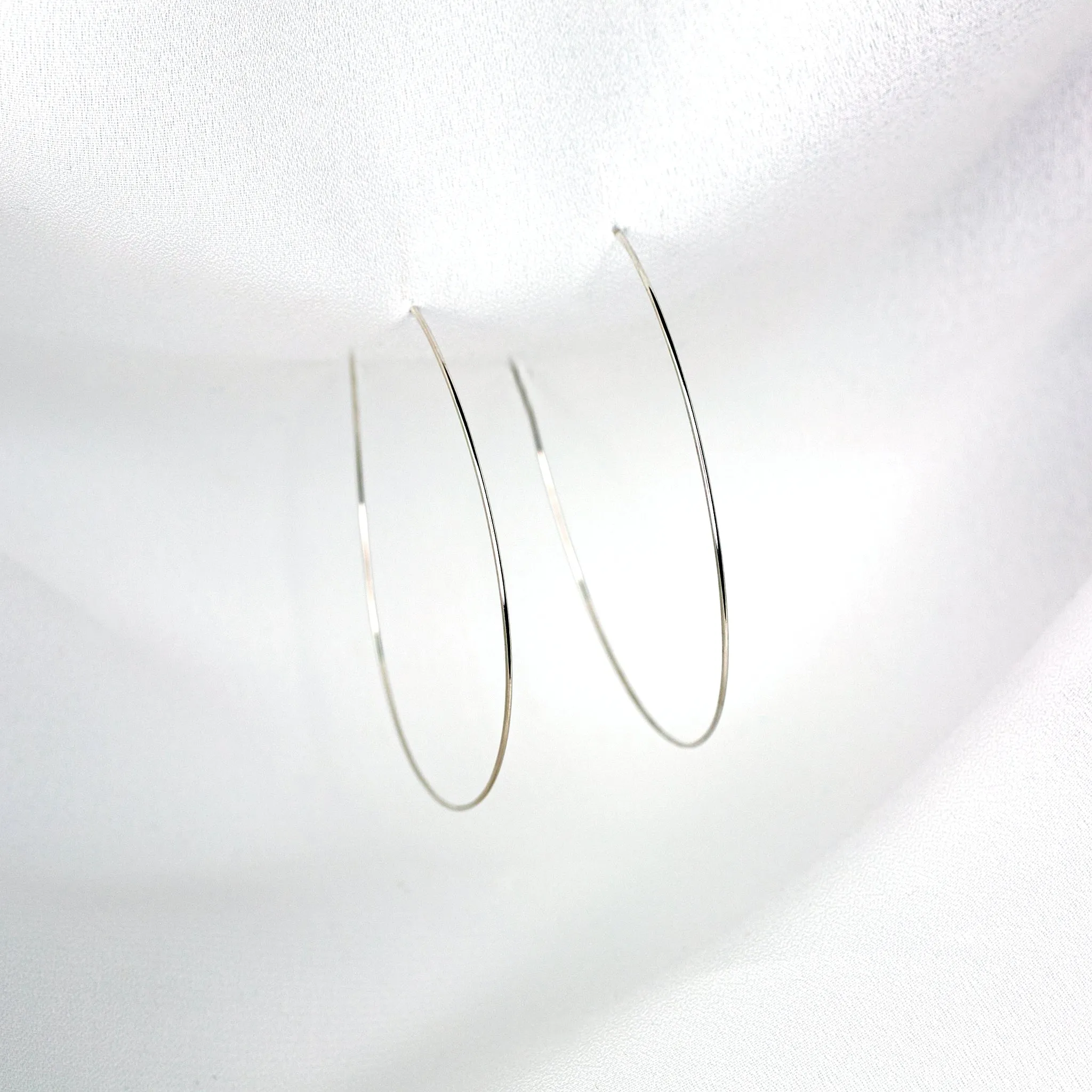 Weightless Medium Hoops