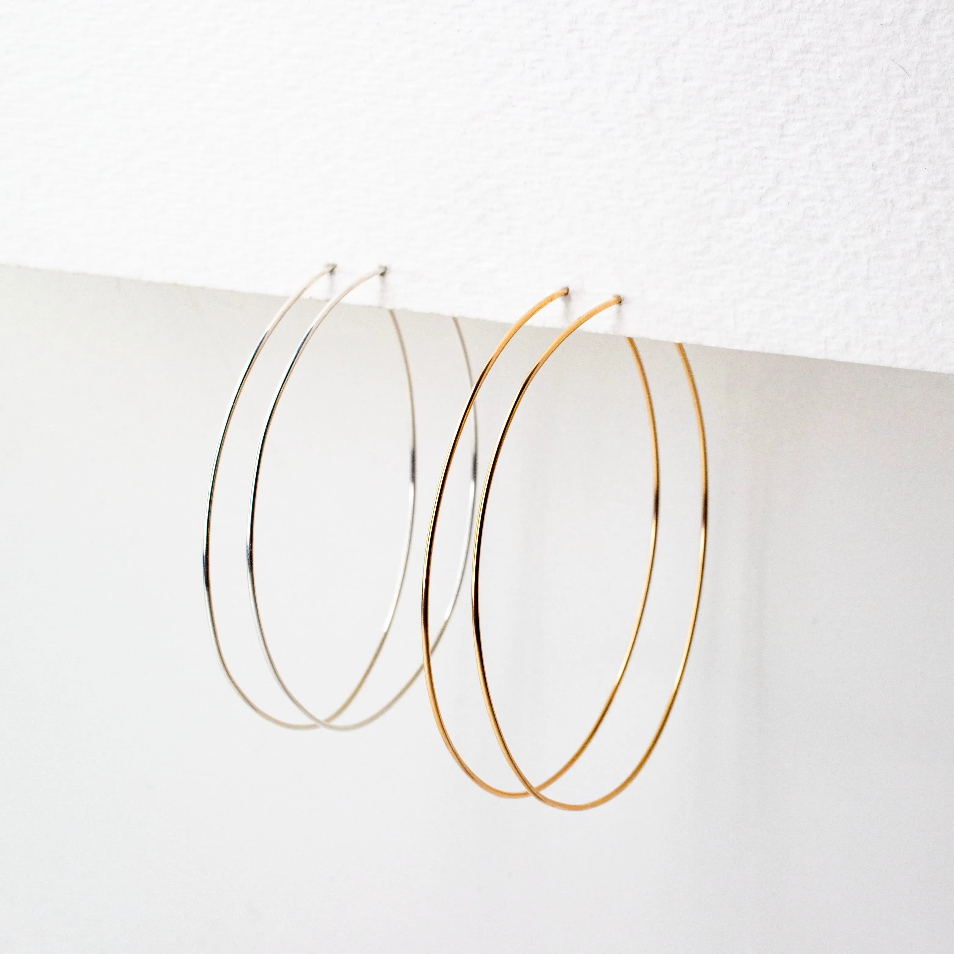 Weightless Medium Hoops